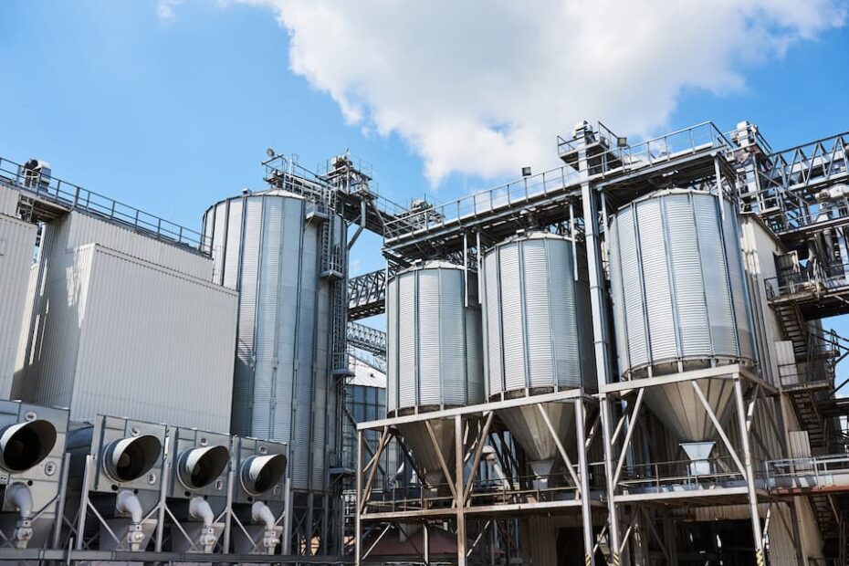 Industrial plant monitoring: example of an industrial site and silos